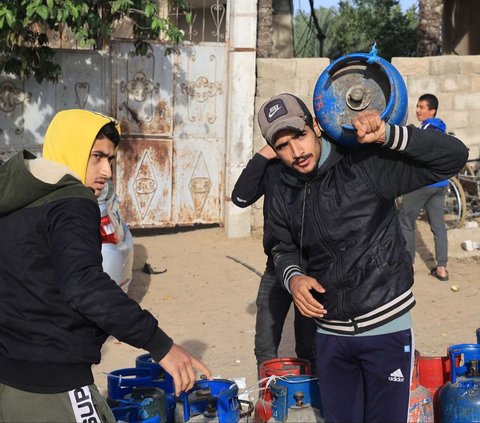 FOTO: Bantuan Mulai Mengalir, Warga Gaza Antre Panjang Demi Gas Elipiji