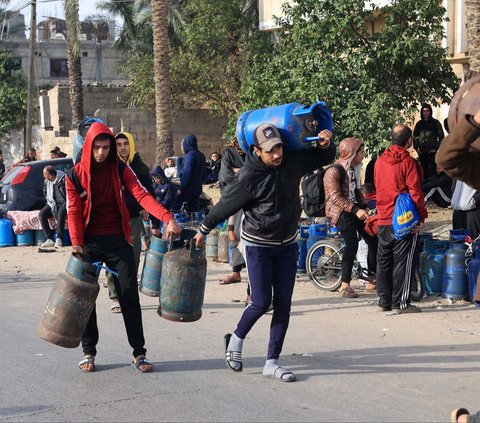 FOTO: Bantuan Mulai Mengalir, Warga Gaza Antre Panjang Demi Gas Elipiji