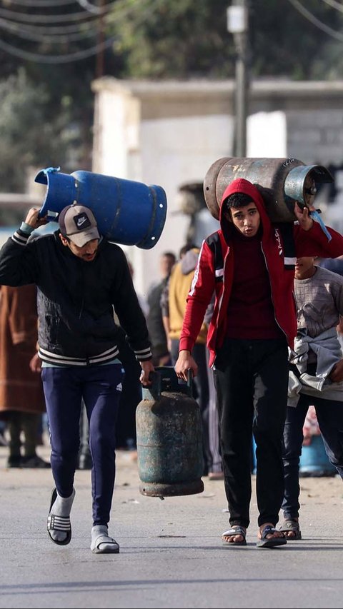 FOTO: Bantuan Mulai Mengalir, Warga Gaza Antre Panjang Demi Gas Elipiji