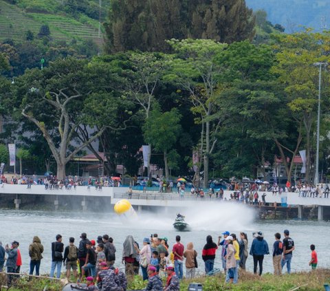 Puluhan Ribu Orang Hadiri Pesta Rakyat Danau Toba dan Aquabike Jetski World Championship