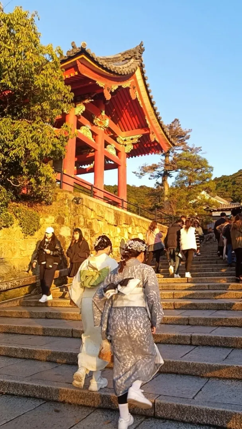 Berburu Sunset di Kiyomizu-dera, Kuil Megah di Kyoto yang Jadi Situs UNESCO