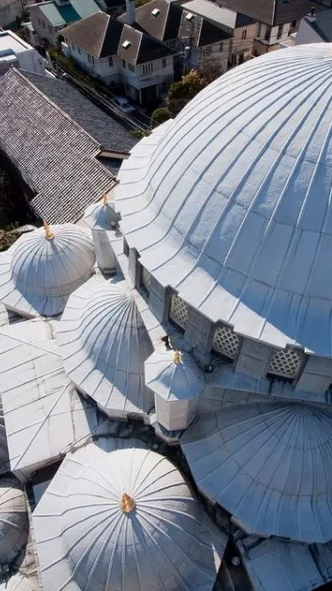 3. Tokyo Camii adalah masjid dengan bangunan bergaya Ottoman. Karena itulah, arsitekturnya mirip dengan Masjid Biru dan Hagia Sophia di Istanbul.