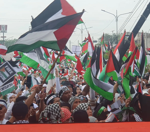Ribuan warga sejak pagi memadati kawasan Ruko Verbena dan Jalan Boulevard Grand Depok City (GDC) dalam acara Aksi Damai Depok Bersama Palestina.