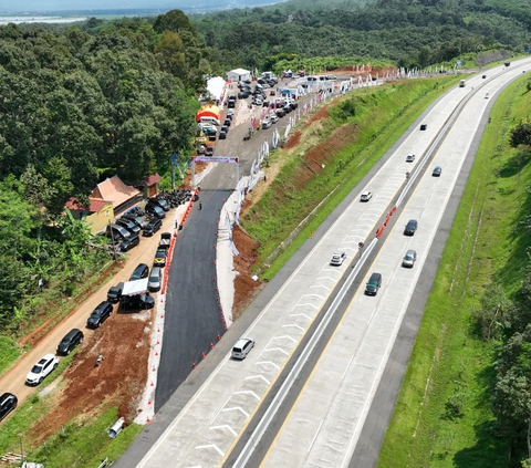 Sementara itu jika dihitung keseluruhan, lanjut dia, untuk perjalanan menerus dari Semarang hingga Surabaya untuk kendaraan golongan I kenaikannya sekitar 23 persen<br>