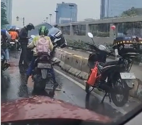 BMW Tabrak Separator Busway di Depan Gedung DPR Akibat Pengemudi Hilang Kendali