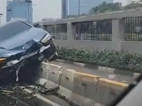 BMW Tabrak Separator Busway di Depan Gedung DPR Akibat Pengemudi Hilang Kendali