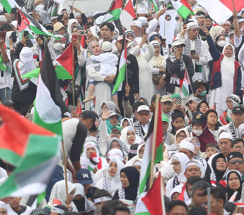 Ribuan warga dari berbagai wilayah berkumpul memadati jalan-jalan saat mengikuti aksi damai 'Depok Untuk Palestina' yang digelar di kawasan GDC, Depok, Jawa Barat, Minggu (26/11/2023).<br>
