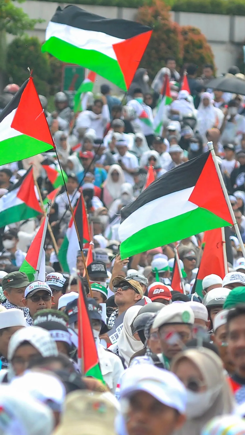 Aksi tersebut digelar sebagai bentuk solidaritas dan kepedulian masyarakat Indonesia terhadap penderitaan rakyat Palestina akibat serangan militer zionis Israel.