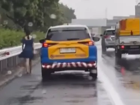 Viral! Perempuan Hujan-hujanan Berjalan Tanpa Alas Kaki di Jalan Tol