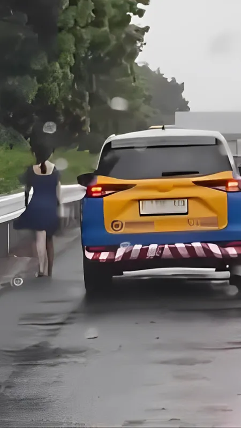 Viral! Perempuan Hujan-hujanan Berjalan Tanpa Alas Kaki di Jalan Tol