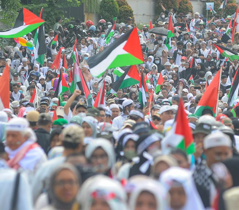 Tampak ribuan warga memadati jalan raya di kawasan GDC, Depok.<br><br>Teriakan takbir pun menggema saat aksi solidaritas dan bela Palestina.