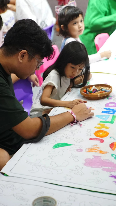 Mulai dari menggambar, mewarnai, face painting sampai berinteraksi dengan pengunjung kecil lain di area itu.