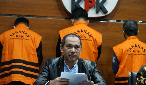 Ghufron menyebut dirinya dan insan KPK lainnya mendukung penuh kepemimpinan sementara Nawawi Pomolango. 