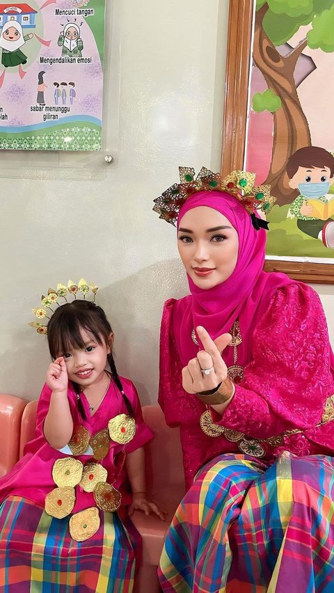 Zaskia Gotik dan Putri Pertamanya