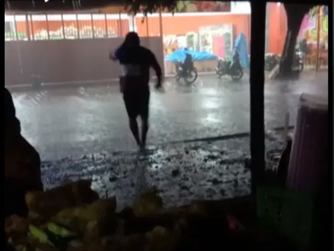 Hilarious! Man Brave Enough to Break Through Heavy Rain on the Street Suddenly Experiences Power Outage, Instantly Dark
