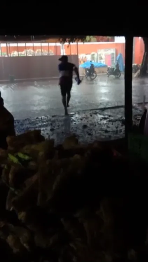 Kocak! Pria Lari Nekat Terobos Hujan Deras di Jalanan Tiba-tiba Listrik Mati, Seketika Gelap