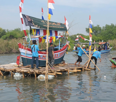 Nelayan tradisional Muara Angke melaksanakan  ritual Nadran untuk pelarungan hasil Bumi di perairan Jakarta pada hari Minggu (26/11/2023).