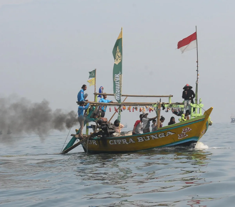 FOTO: Sedekah Bumi Nadran, Tradisi Nelayan Muara Angke untuk Mensyukuri Kelimpahan Hasil Laut