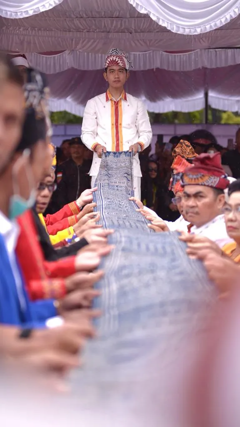 Gibran Terima Gelar Lasok Pindan di Tana Toraja, Ini Maknanya