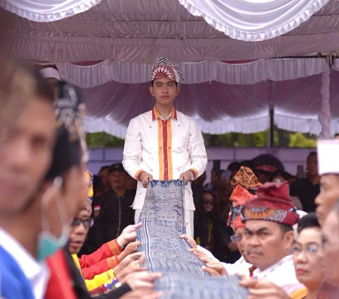 Gibran Terima Gelar Lasok Pindan di Tana Toraja, Ini Maknanya