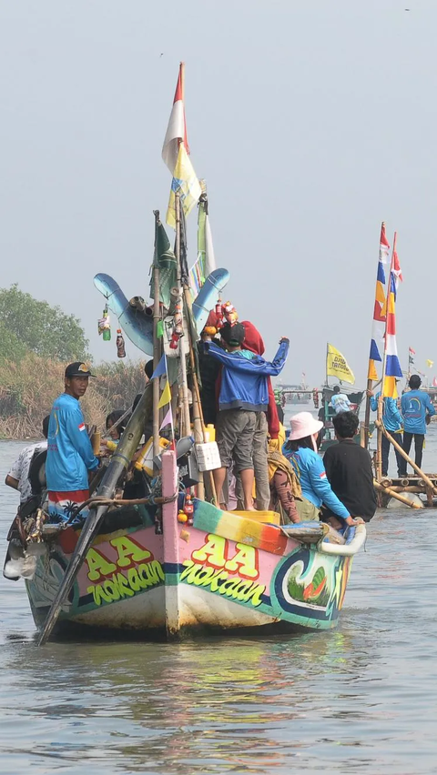 Dalam tradisi ini, para nelayan juga melakukan pelarungan sesajen dan menghias kapal mereka.<br>