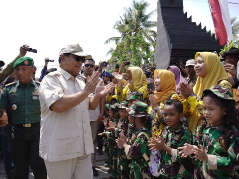 Menhan Prabowo Serahkan 153 Motor untuk TNI-Polri di Tuban: Jaga Disiplinmu