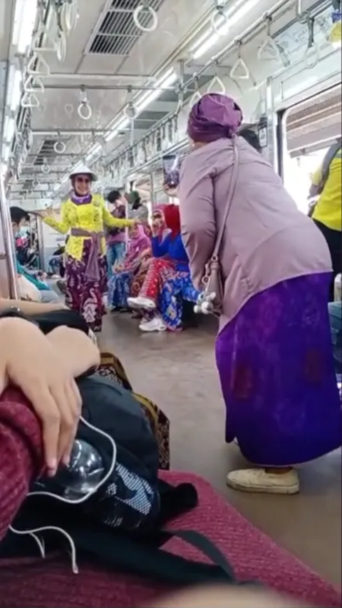 Viral! Mom Fashion Show in Commuter Train Like a Model, Take Video but Forget to Record