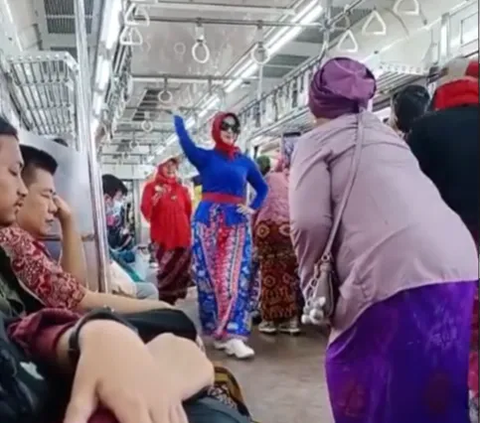 Viral! Emak-Emak Fashion Show on Commuter Train Like Models, Took a Video But Forgot to Record