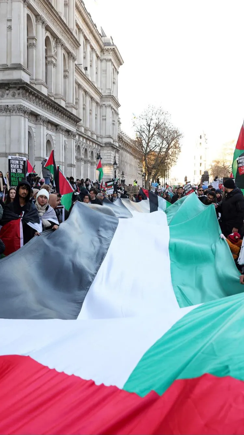 FOTO: Bentangkan Bendera Raksasa Palestina, Massa Demonstran di London Protes Tuntut Gencatan Senjata Abadi di Gaza