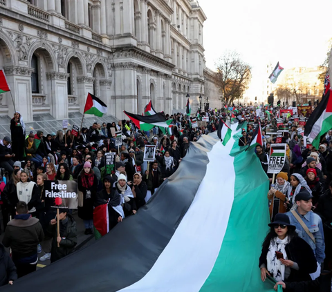 Puluhan ribu pengunjuk rasa pro-Palestina berbaris memadati jalanan di pusat kota London. Selama beraksi, mereka menyerukan gencatan senjata permanen di Jalur Gaza.<br>