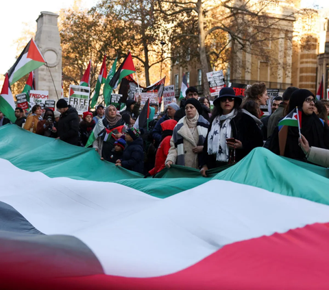 FOTO: Bentangkan Bendera Raksasa Palestina, Massa Demonstran di London Protes Tuntut Gencatan Senjata Abadi di Gaza