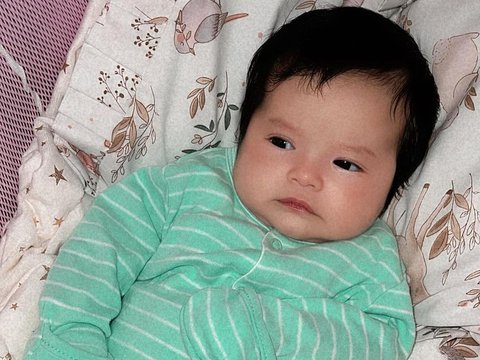 5 Potret Baby Eshal, Anak Arnold Leonard yang Berparas Cantik