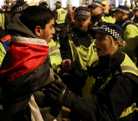 FOTO: Bentangkan Bendera Raksasa Palestina, Massa Demonstran di London Protes Tuntut Gencatan Senjata Abadi di Gaza