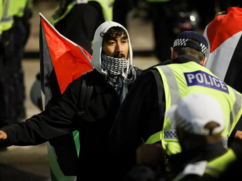 FOTO: Bentangkan Bendera Raksasa Palestina, Massa Demonstran di London Protes Tuntut Gencatan Senjata Abadi di Gaza