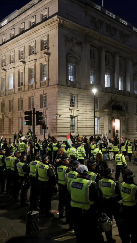 Kepolisian London berjaga di Whitehall saat aksi  solidaritas massa pro-Palestina London untuk Palestina digelar selama gencatan senjata.