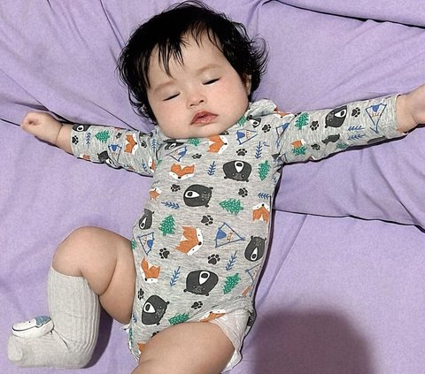 5 Potret Baby Eshal, Anak Arnold Leonard yang Berparas Cantik