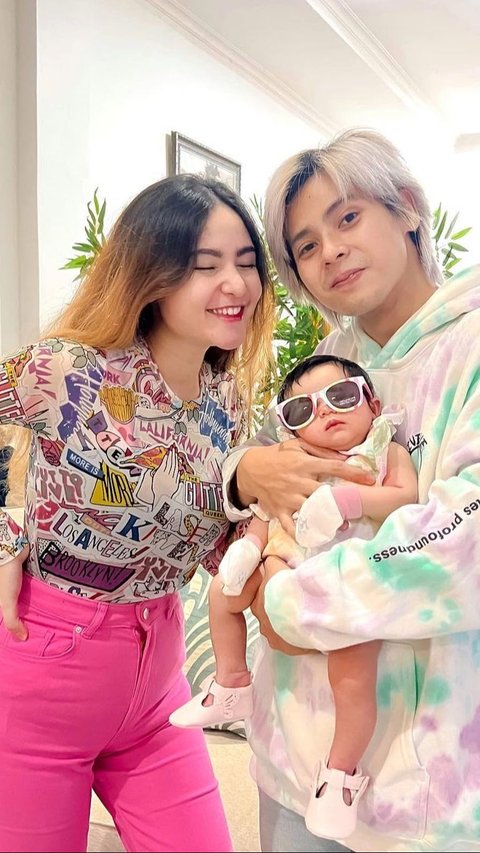 Potret Bahagia Arnold Leonard dan Moniq Crasivaya Momong Si Gemas Baby Eshal