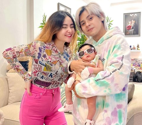 Potret Bahagia Arnold Leonard dan Moniq Crasivaya Momong Si Gemas Baby Eshal