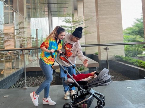 Potret Bahagia Arnold Leonard dan Moniq Crasivaya Momong Si Gemas Baby Eshal