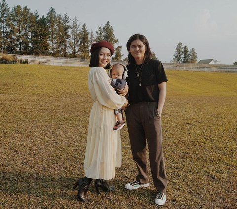 Inilah Potret Axl Ramanda dan Almira Momong Baby Azel Sang Putra Pertama