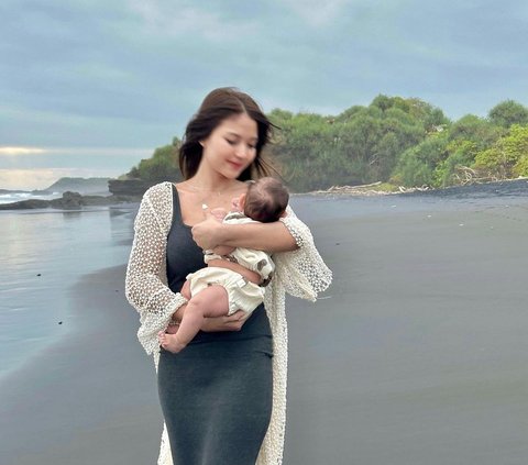 Potret Maria Eka Sang Istri Julian Jacob, Masih Sembunyikan Wajah Baby Clover