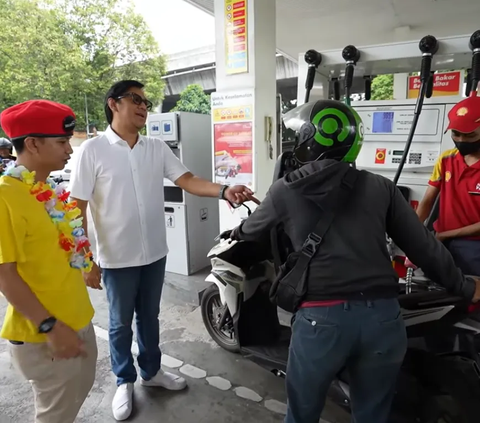 Gokil, Andre Taulany Bagi-bagi Bensin Shell Secara Gratis Kepada Pengendara Mobil dan Motor