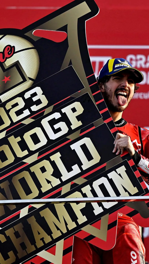 FOTO: Gaya Selebrasi Pecco Bagnaia Kembali Jadi Juara Dunia MotoGP 2023, Pecahkan Tiga Rekor!<br>