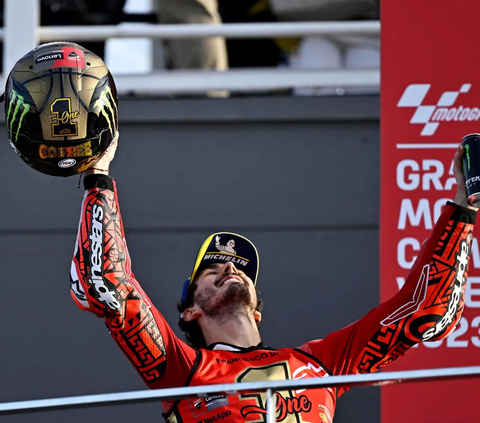 FOTO: Gaya Selebrasi Pecco Bagnaia Kembali Jadi Juara Dunia MotoGP 2023, Pecahkan Tiga Rekor!