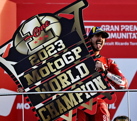 Francesco Bagnaia (Pecco) kembali menyandang gelar juara dunia MotoGP 2023 setelah sukses finis di posisi pertama pada balapan seri MotoGP Valencia di Spanyol yang diadakan hari Minggu (26/11/2023).