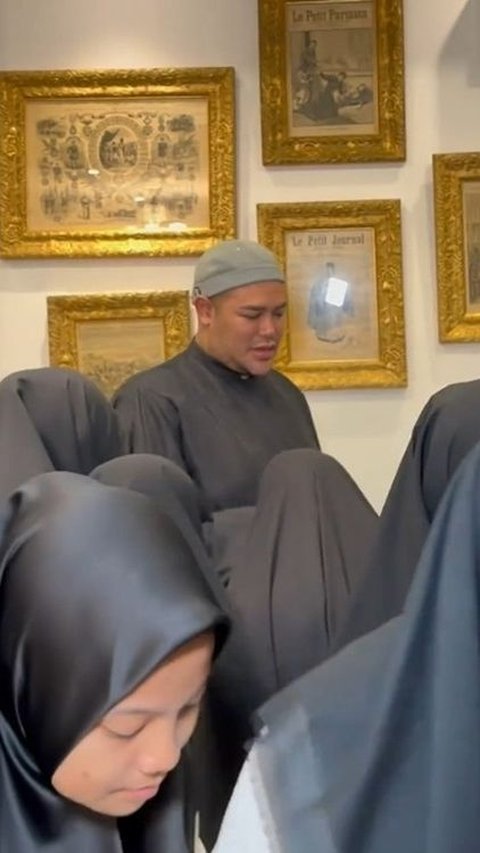 Potret Ivan Gunawan Bikin Pangling Pakai Gamis dan Peci saat Gelar Pengajian di Rumah, Dipuji Makin Ganteng