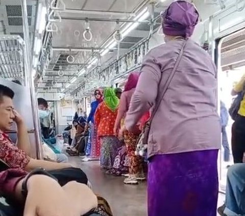 Viral Aksi Emak-Emak Fashion Show di KRL, Tampil Memukau dengan Kebaya Warna-warni