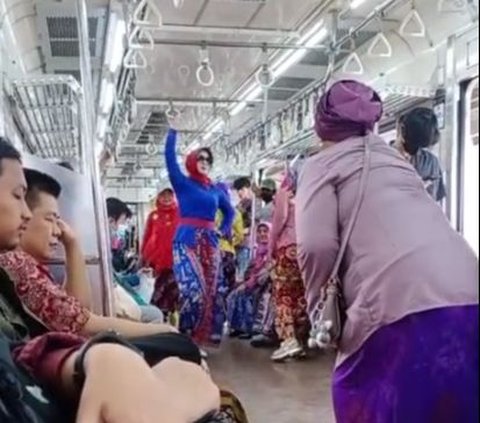 Viral Aksi Emak-Emak Fashion Show di KRL, Tampil Memukau dengan Kebaya Warna-warni