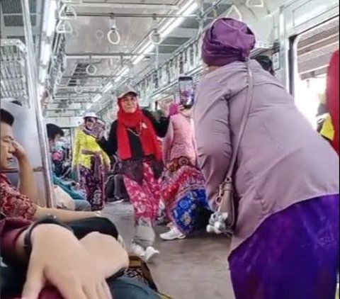 Viral Aksi Emak-Emak Fashion Show di KRL, Tampil Memukau dengan Kebaya Warna-warni