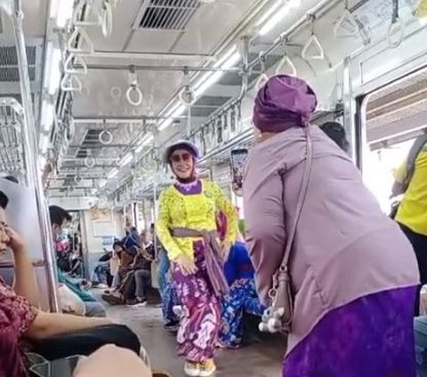 Viral Aksi Emak-Emak Fashion Show di KRL, Tampil Memukau dengan Kebaya Warna-warni